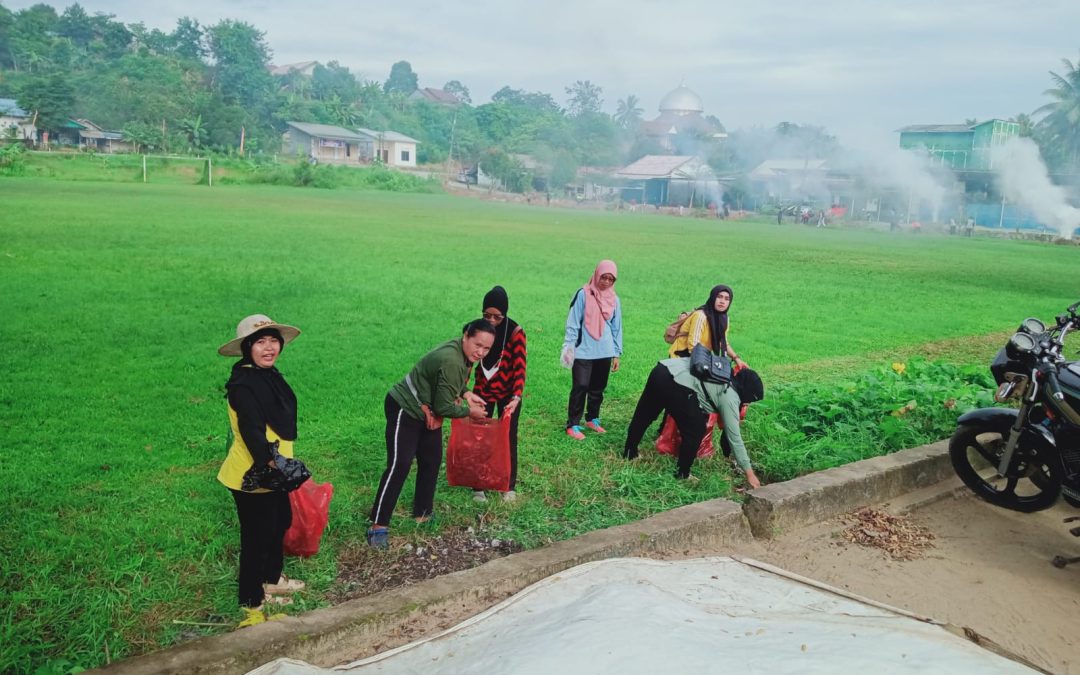 Antusias Warga untuk Gotong Royong di Lapangan Sepak Bola Dusun Rejo Sari dalam Rangka Menyambut HUT Desa Karang Tunggal
