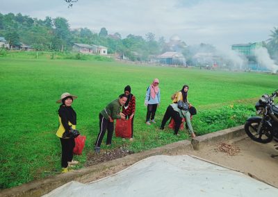 Antusias Warga untuk Gotong Royong di Lapangan Sepak Bola Dusun Rejo Sari dalam Rangka Menyambut HUT Desa Karang Tunggal
