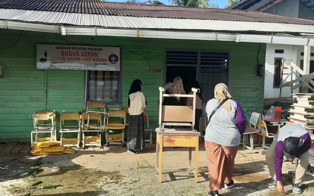 Perangkat Desa dan Mahasiswa KKN Bersatu dalam Gotong Royong untuk Persiapan Ruang Kelas SMP 7