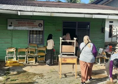 Perangkat Desa dan Mahasiswa KKN Bersatu dalam Gotong Royong untuk Persiapan Ruang Kelas SMP 7